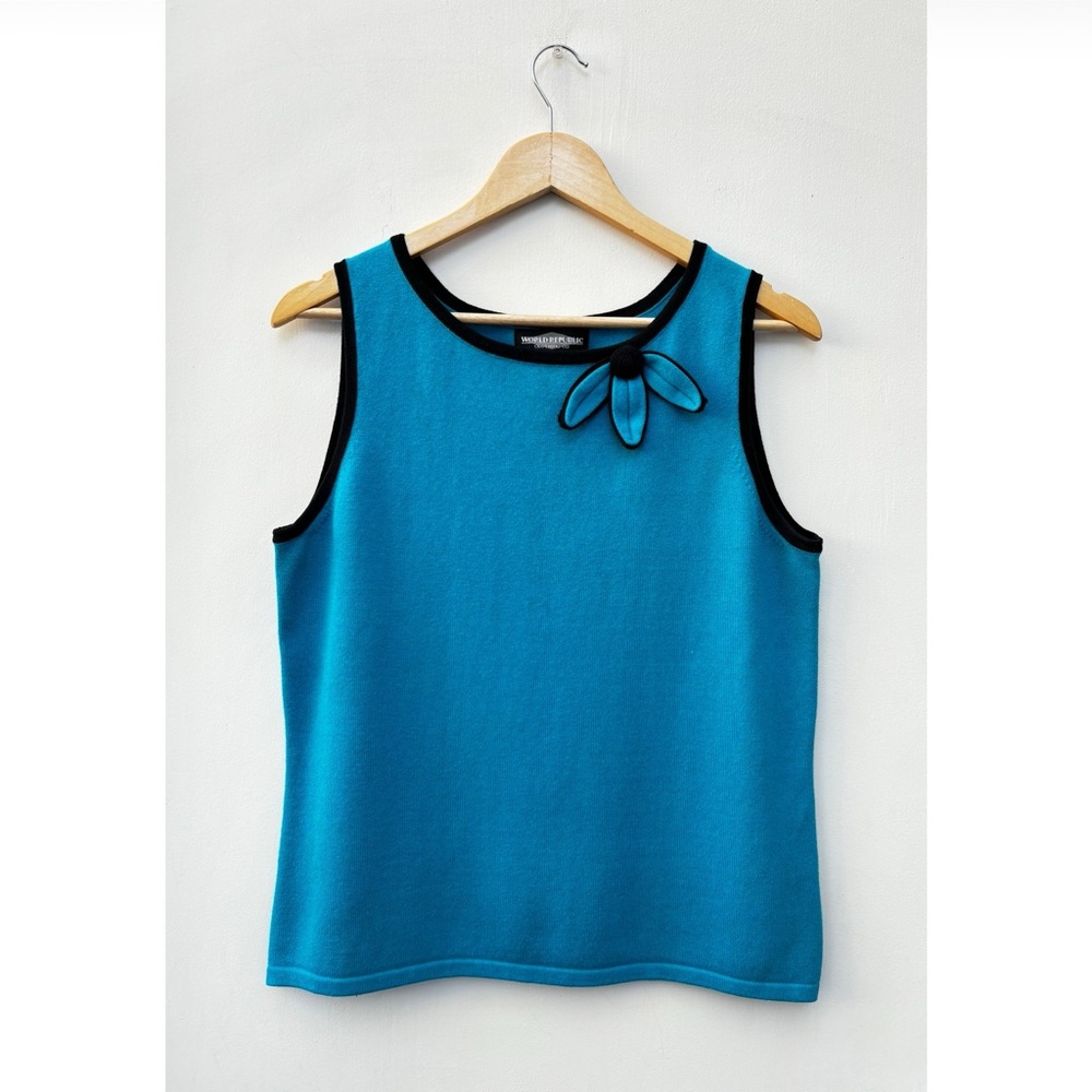 World Republic Clothing Co. Women’s Sleeveless Top Large Knit Blue Floral